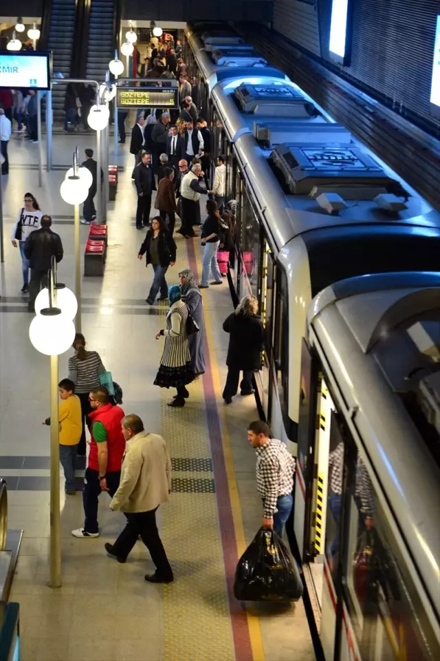İzmir'de toplu taşımada Kovid-19 tedbirleri İzmir'de toplu taşımada Kovid-19 tedbirleri