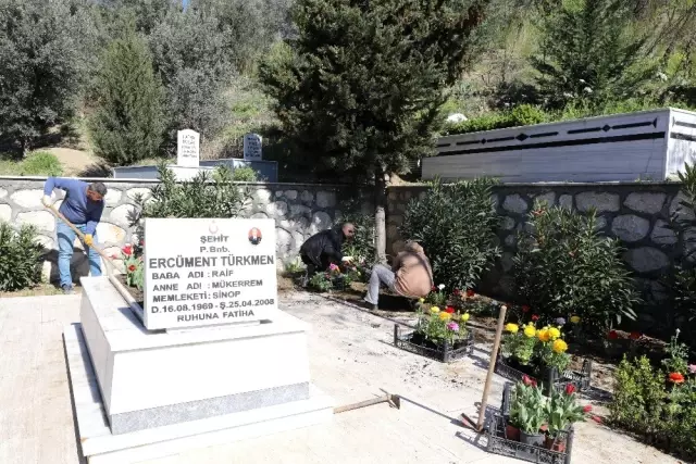 Mudanya'daki şehit mezarları çiçeklendirildi Mudanya'daki şehit mezarları çiçeklendirildi