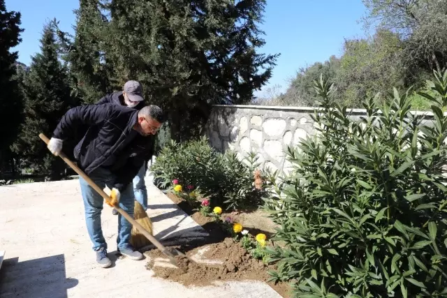 Mudanya'daki şehit mezarları çiçeklendirildi Mudanya'daki şehit mezarları çiçeklendirildi