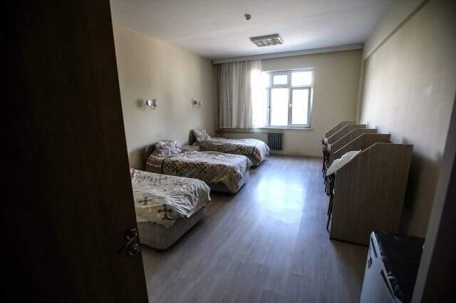 Umrecilerin karantinaya alınacağı yurtta kalan öğrenciler, kalacak olanlara not ve kolonya bıraktı