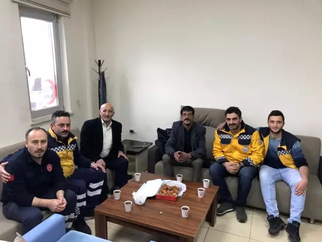 Vatandaşlardan 112 çalışanlarına tatlı ikramı