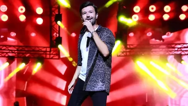 Yakın'dan evden çıkamayan hayranlarına konser Yakın'dan evden çıkamayan hayranlarına konser