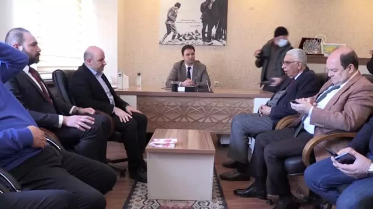 AK Parti'li Sezen'den 'kolonya, dezenfektan ve maskeli' ziyaret