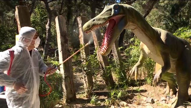 Antalya'da dinozor maketleri de dezenfekte edildi