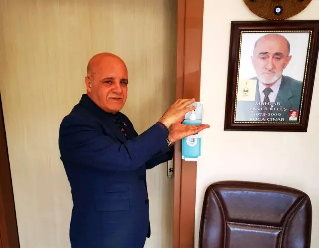 Bayrampaşa'daki muhtarlıklara dezenfektan kutuları kondu Bayrampaşa'daki muhtarlıklara dezenfektan kutuları kondu