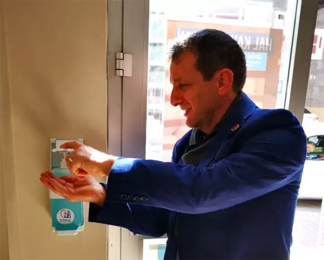 Bayrampaşa'daki muhtarlıklara dezenfektan kutuları kondu Bayrampaşa'daki muhtarlıklara dezenfektan kutuları kondu