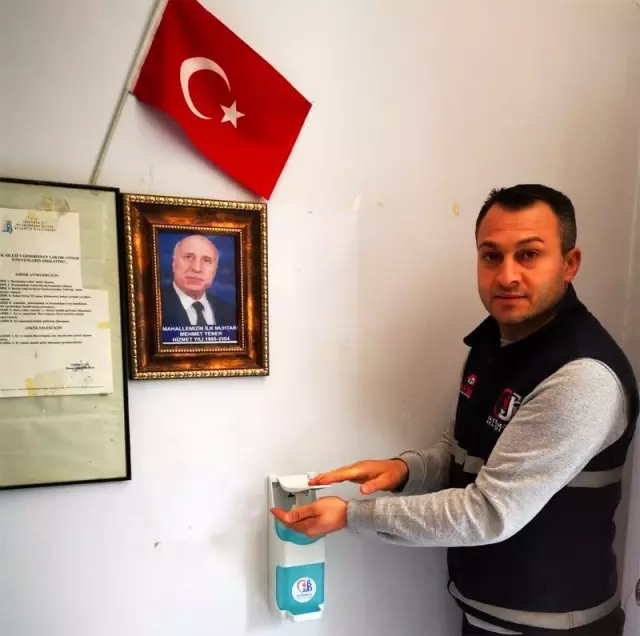 Bayrampaşa'daki muhtarlıklara dezenfektan kutuları kondu Bayrampaşa'daki muhtarlıklara dezenfektan kutuları kondu