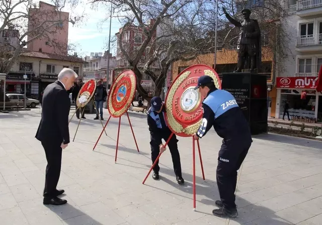 Burhaniye'de Çanakkale Zeferi için çelenk sunuldu Burhaniye'de Çanakkale Zeferi için çelenk sunuldu
