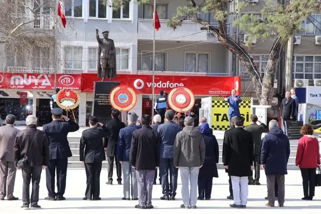 Burhaniye'de Çanakkale Zeferi için çelenk sunuldu Burhaniye'de Çanakkale Zeferi için çelenk sunuldu
