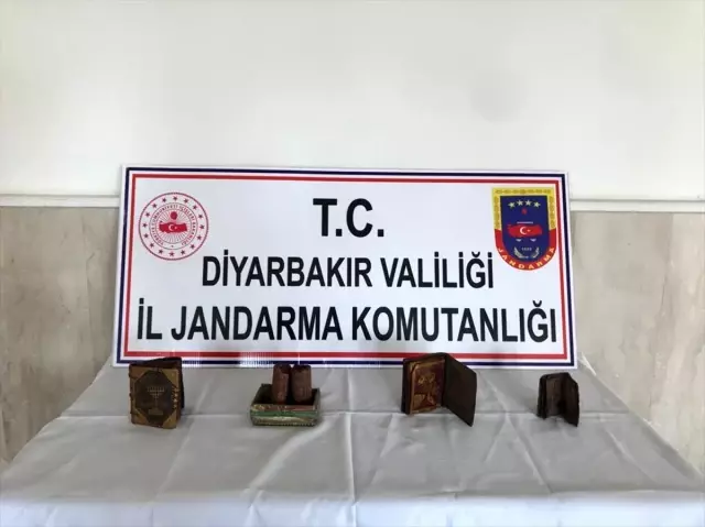 Diyarbakır'da deri üzerine yazılı 3 kitap ve ferman ele geçirildi