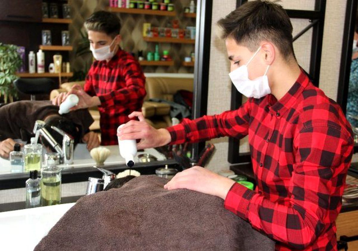 Erzurum'daki berber dükkanında maske takmayan müşteriler tıraş olamıyor