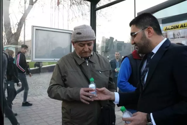 Fırsatçılara inat bedava dezenfektan jel dağıttılar Fırsatçılara inat bedava dezenfektan jel dağıttılar