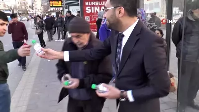Fırsatçılara inat bedava dezenfektan jel dağıttılar Fırsatçılara inat bedava dezenfektan jel dağıttılar