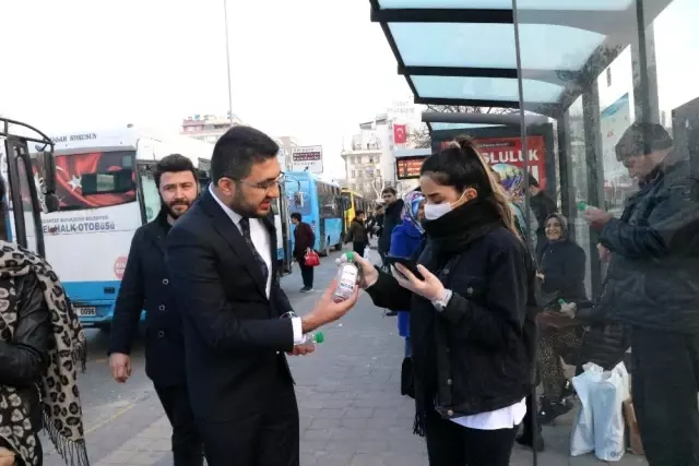 Fırsatçılara inat bedava dezenfektan jel dağıttılar Fırsatçılara inat bedava dezenfektan jel dağıttılar