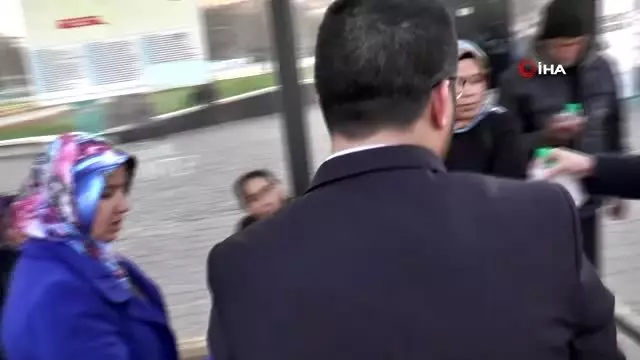 Fırsatçılara inat bedava dezenfektan jel dağıttılar Fırsatçılara inat bedava dezenfektan jel dağıttılar