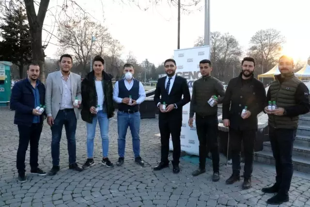 Fırsatçılara inat bedava dezenfektan jel dağıttılar Fırsatçılara inat bedava dezenfektan jel dağıttılar