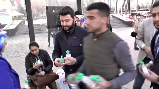 Fırsatçılara inat bedava dezenfektan jel dağıttılar Fırsatçılara inat bedava dezenfektan jel dağıttılar