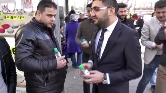 Fırsatçılara inat bedava dezenfektan jel dağıttılar Fırsatçılara inat bedava dezenfektan jel dağıttılar