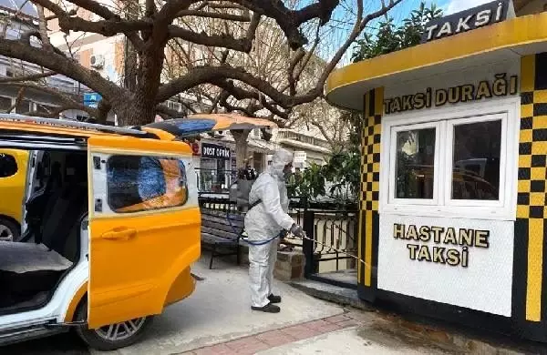 İzmir'de taksiler ve duraklar ilaçlanıyor