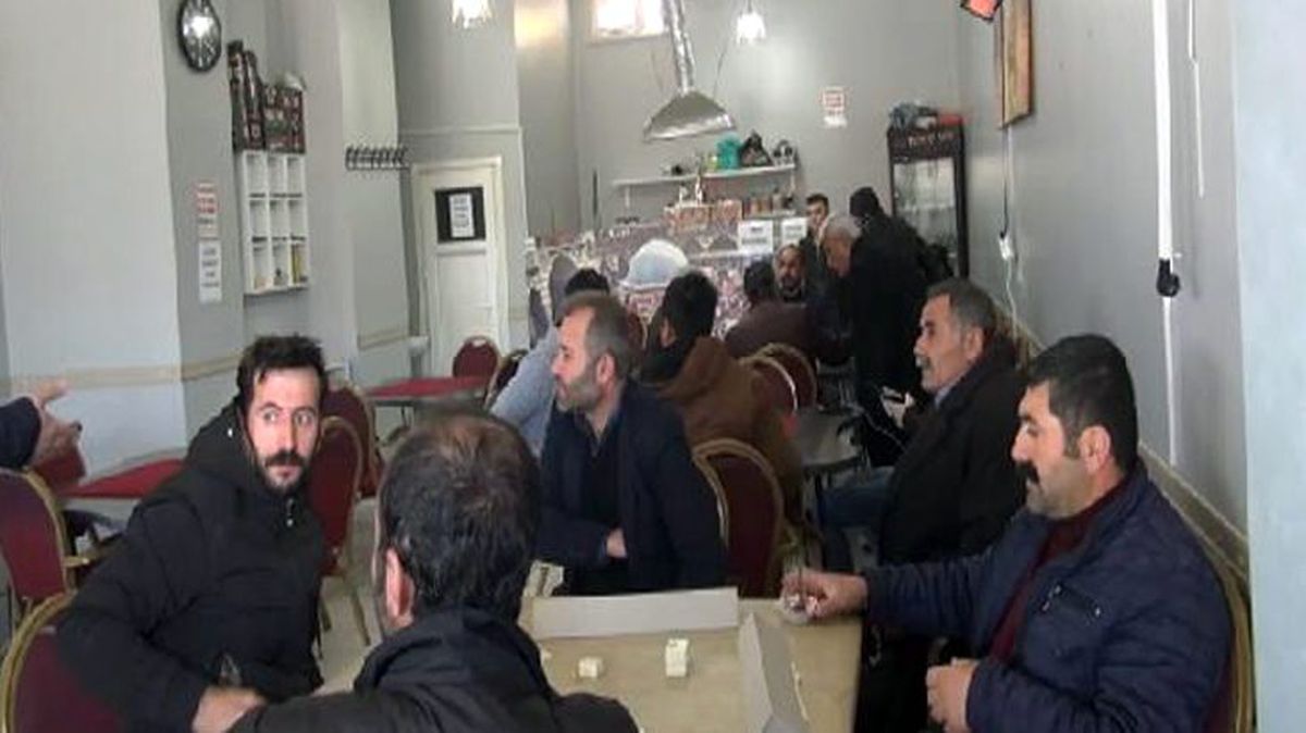 Kapalı olması gereken kahvehaneyi gizlice açıp oyun oynatan işletmeci, polise yakalandı