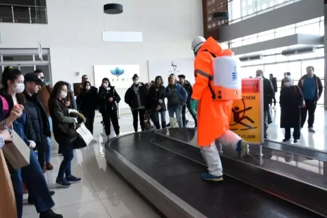 Koca Seyit Havalimanı her uçak seferinde dezenfekte ediliyor