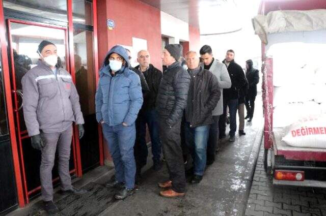 'Paniğe gerek yok' uyarılarına rağmen un fabrikasında uzun kuyruklar oluştu