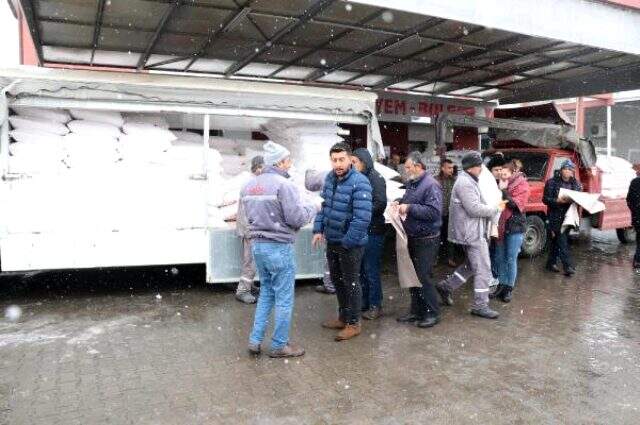 'Paniğe gerek yok' uyarılarına rağmen un fabrikasında uzun kuyruklar oluştu