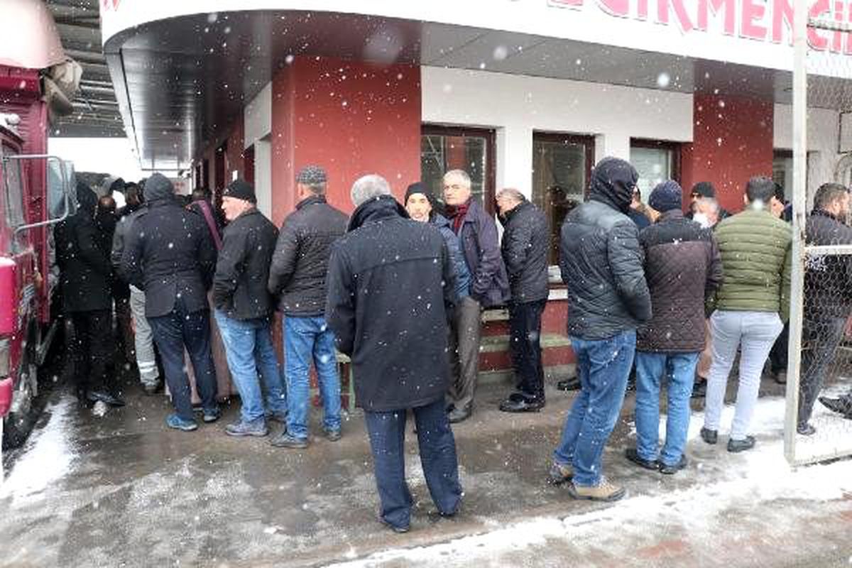 'Paniğe gerek yok' uyarılarına rağmen un fabrikasında uzun kuyruklar oluştu