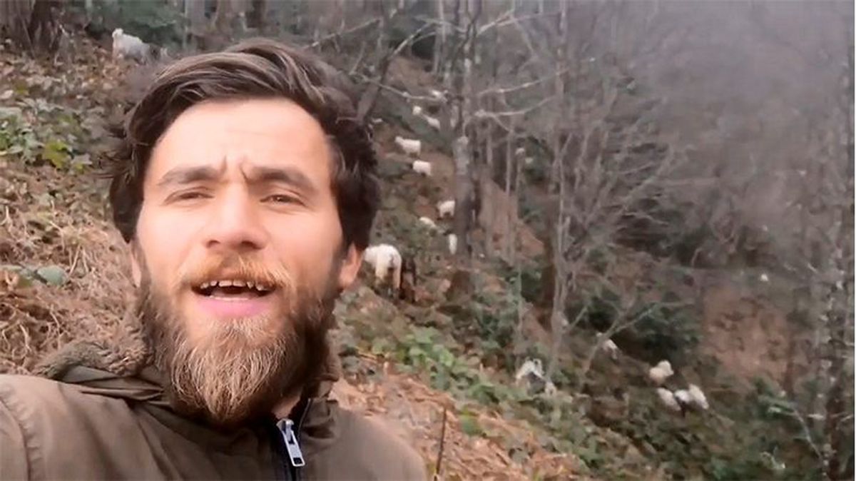 Keçileriyle çektiği videolarla tanınan Rizeli çoban, koronavirüse türkü yazdı