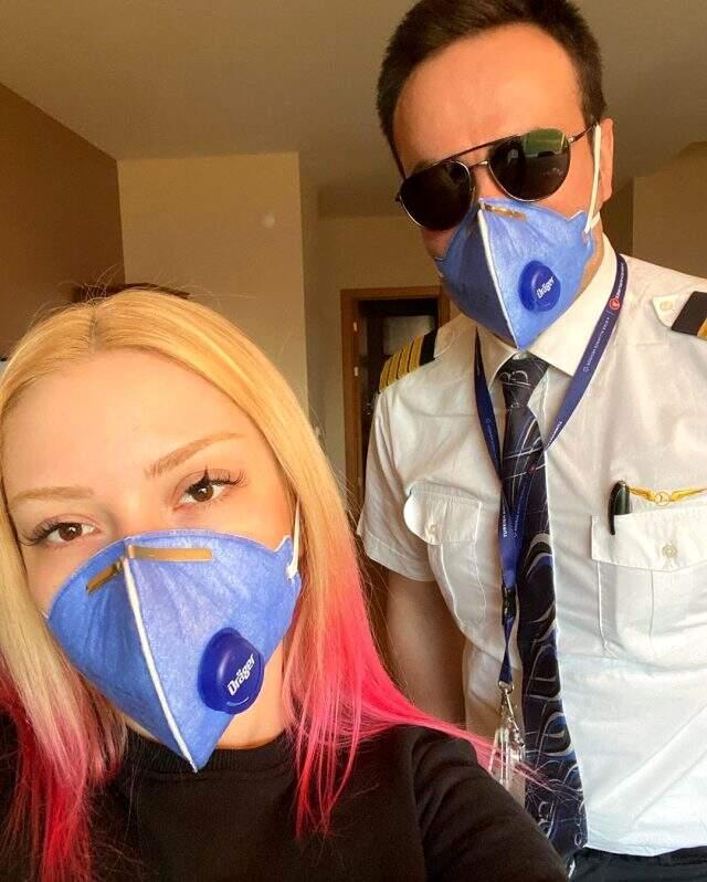 Şarkıcı Ece Seçkin'in pilot nişanlısı, Avrupa'dan gelen 2 bin 807 vatandaşımızın olduğu uçağı kullandı