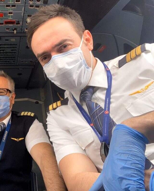 Şarkıcı Ece Seçkin'in pilot nişanlısı, Avrupa'dan gelen 2 bin 807 vatandaşımızın olduğu uçağı kullandı