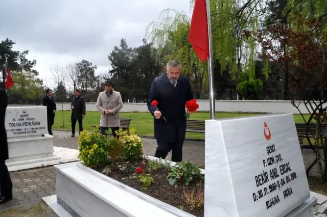 Şehitler sade bir törenle anıldı Şehitler sade bir törenle anıldı