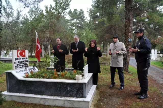 Şehitler sade bir törenle anıldı Şehitler sade bir törenle anıldı