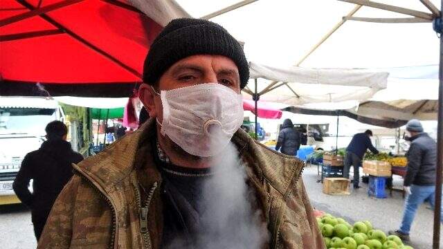 Sigara tiryakisi esnaf, koronavirüse tedbir amacıyla kendi yöntemini geliştirdi