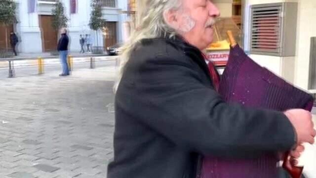 Tulum sanatçısı Taksim Meydanı'nda vatandaşlarla 'Çanakkale Türküsü'nü söyledi