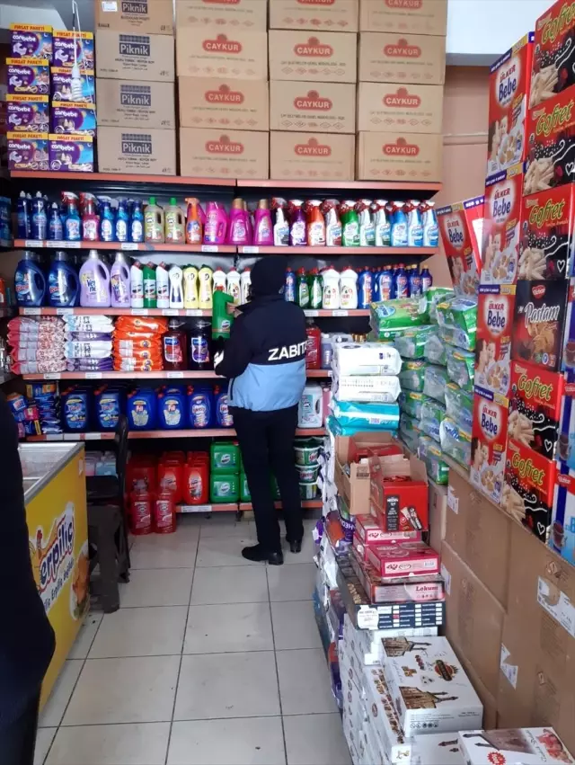 Ulaş Belediyesi zabıta ekipleri marketleri denetledi Ulaş Belediyesi zabıta ekipleri marketleri denetledi