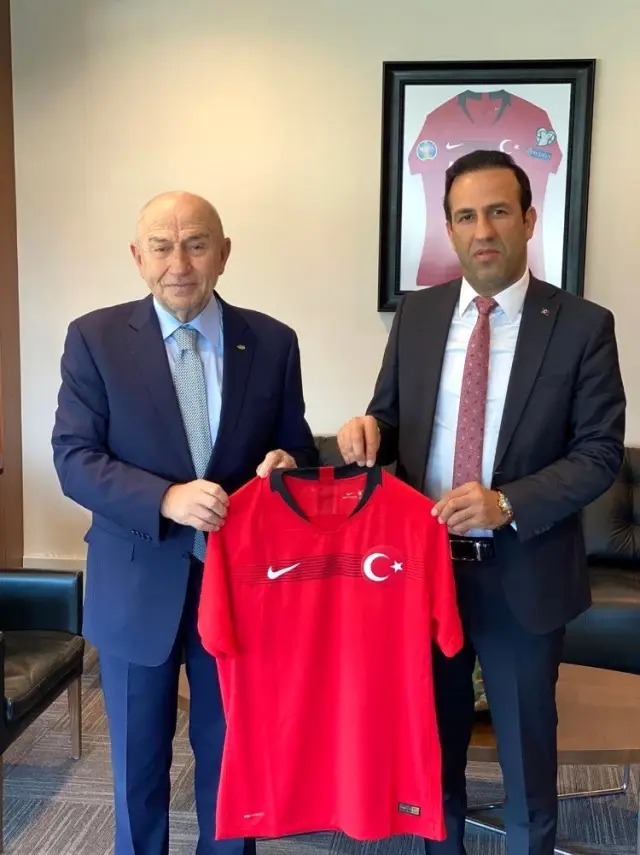 Yeni Malatyaspor'dan TFF Başkanı Özdemir'e ziyaret Yeni Malatyaspor'dan TFF Başkanı Özdemir'e ziyaret