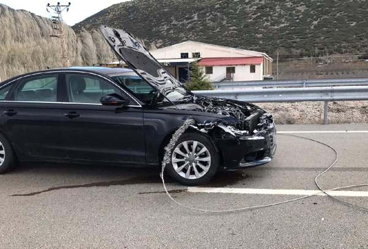 Yüksek gerilim direği devrildi, kopan tel doktorun otomobiline zarar verdi