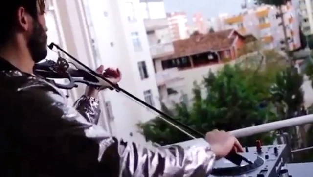 Adanalı kemancı evden çıkmayanlar için balkonda Çanakkale Türküsü'nü çaldı