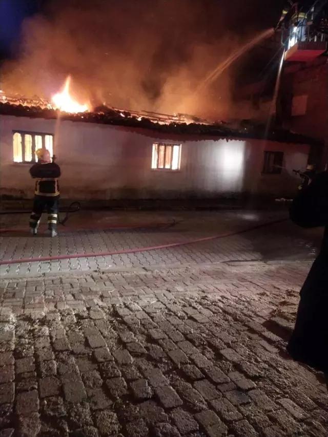 Ateşe verdiği evinin bahçesinde yatakta uyurken bulundu