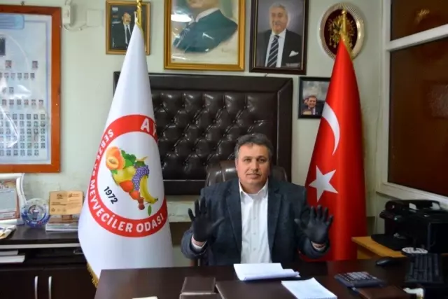 Ayvalık'ta pazarcı esnafından 'eldivenli' koronavirüs tedbiri