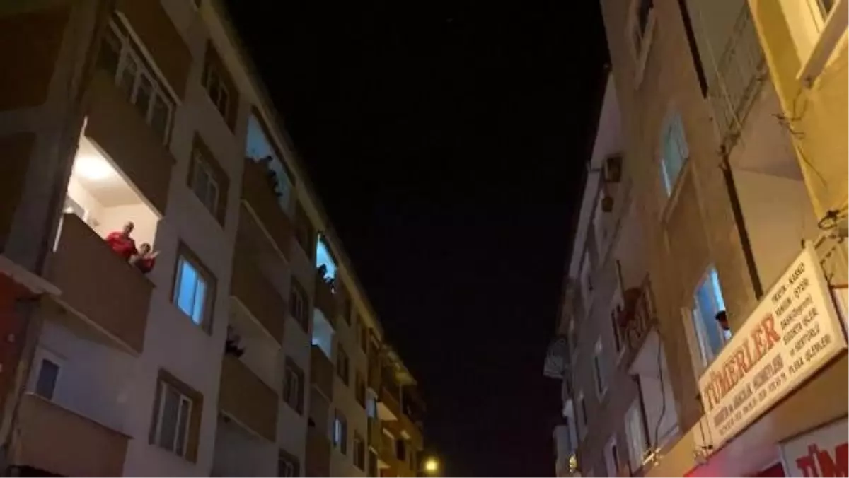 Bursa ve Yalova sağlık çalışanlarına destek için alkış tuttu