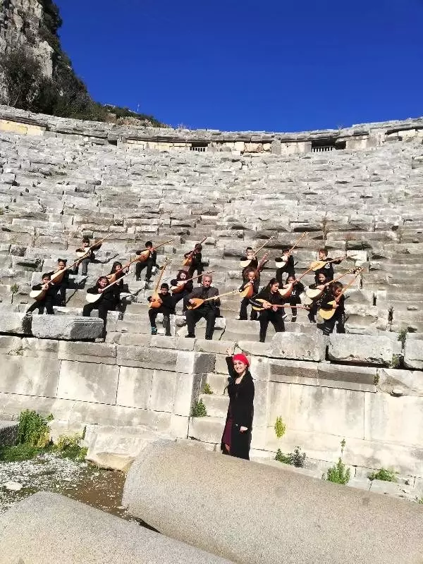Çanakkale türküsüne tarihi mekanlarda klip çektiler Çanakkale türküsüne tarihi mekanlarda klip çektiler