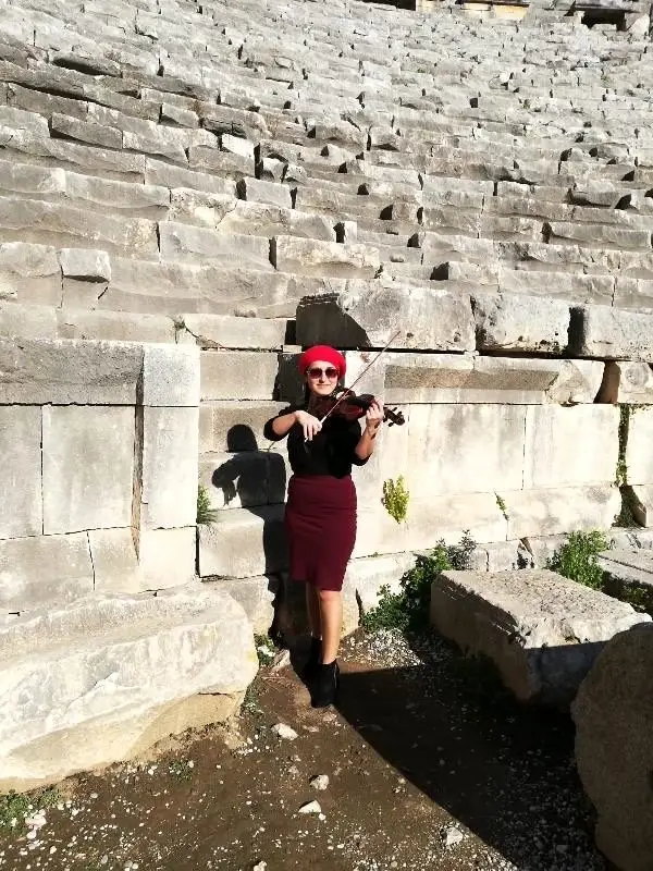 Çanakkale türküsüne tarihi mekanlarda klip çektiler Çanakkale türküsüne tarihi mekanlarda klip çektiler