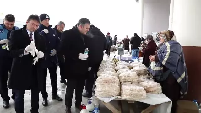 Çubuk'ta pazarcılara kolonya, eldiven ve maske dağıtıldı Çubuk'ta pazarcılara kolonya, eldiven ve maske dağıtıldı