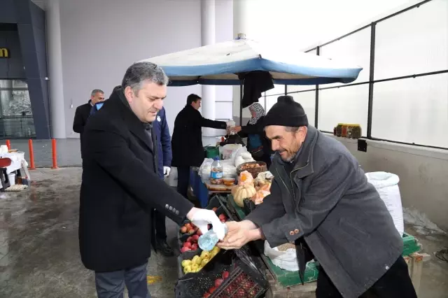Çubuk'ta pazarcılara kolonya, eldiven ve maske dağıtıldı