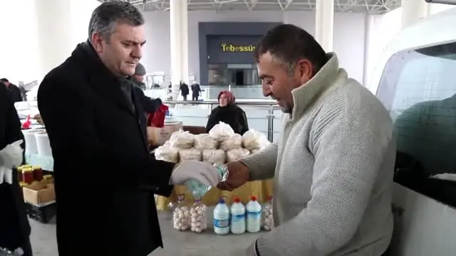 Çubuk'ta pazarcılara kolonya, eldiven ve maske dağıtıldı