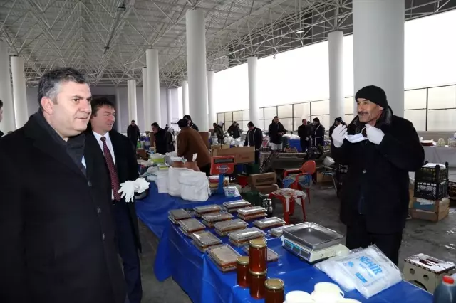 Çubuk'ta pazarcılara kolonya, eldiven ve maske dağıtıldı