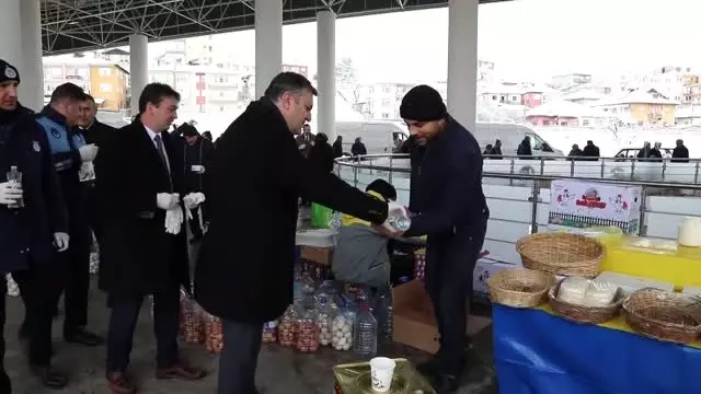 Çubuk'ta pazarcılara kolonya, eldiven ve maske dağıtıldı