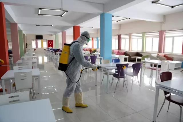 Cumhuriyet Üniversitesinde koronavirüse karşı ilaçlama yapıldı Cumhuriyet Üniversitesinde koronavirüse karşı ilaçlama yapıldı